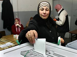Una mujer vota en un colegio de Ramala. (Foto:AFP)