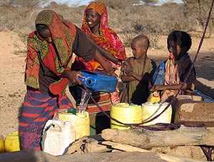 Un grupo de personas recoge agua en Somalia. (Foto: REUTERS)