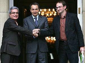 Como con los dirigentes de CiU, Jos Luis Rodrguez Zapatero celebr as el pacto del Estatut con los dirigentes de ICV Joan Saura y Joan Herrera. (Foto: AFP)