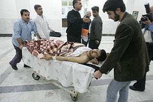 Uno de los heridos en los atentados de Ahwaz. (Foto: AFP)