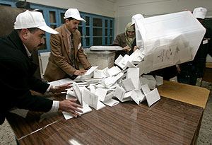 Recuento de votos en un colegio electoral de Gaza. (Foto: REUTERS)