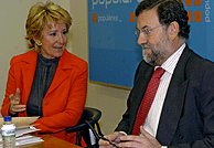 Mariano Rajoy y Esperanza Aguirre en la reunin privada que tuvo lugar en Gnova con presidentes autonmicos del PP a favor de la Espaa plural. (Foto: EFE / J.J. Guilln)