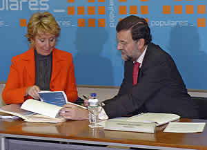 Mariano Rajoy y Esperanza Aguirre, en la reunin de presidentes regionales del PP. (Foto: Carlos Miralles)