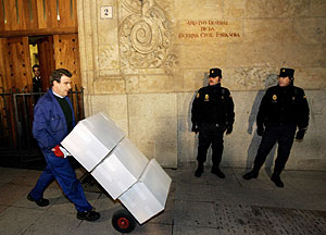 Un operario saca los documentos del Archivo de Salamanca el pasado da 19. (Foto: AP)