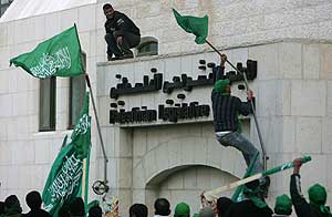 Simpatizantes de Hamas colocan banderas en la sede parlamentaria. (Foto: AP)