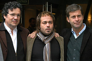 Tristan Bauer, junto Gastn Pauls y el guionista Edgardo Esteban. (Foto: EFE)