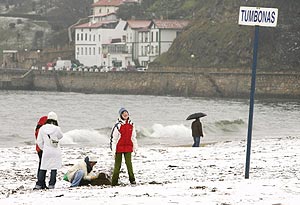 Unos nios juegan con la nieve en la playa de Ereaga en Getxo, Vizcaya. (Foto: EFE)