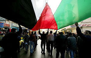 Simpatizantes de Al Fatah marchan con una bandera palestina en Ramala. (Foto: AP)