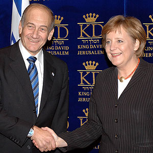 El primer ministro israel, Ehud Olmert , y la canciller Angela Merkel. (Foto: AFP)