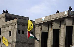 Policas palestinos encaramados al tejado del Parlamento de Gaza. (Foto: AFP)
