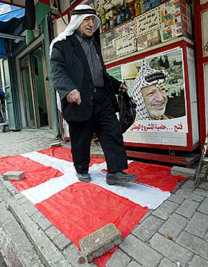 Un palestino pisa una bandera de Dinamarca. (Foto: EFE)