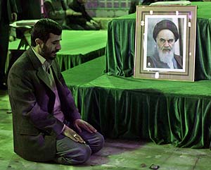 Mahmoud Ahmadineyad ora ante la tumba del Ayatola Jomeini hoy en Tehern. (Foto: EFE)
