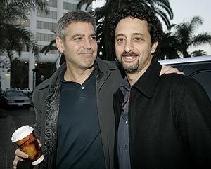 George Clooney (izda.) con el guionista y productor Grant Heslov, tras conocer las candidaturas. (Foto: REUTERS)