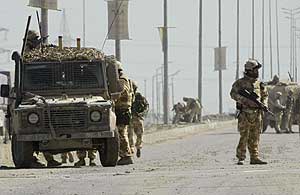 Soldados britnicos custodian la zona de Um Qasr donde se ha producido la explosin. (Foto: AFP)