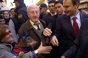 José Luis Rodríguez Zapatero saluda a los ceutíes. (Foto: Begoña Rivas)
