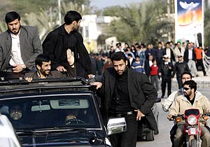 Ahmadineyad saluda a la multitud congregada en Busheir. (Foto: AP)