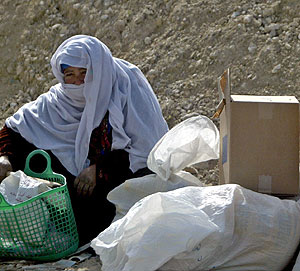 Una mujer palestina recibe ayuda de la UNRWA. (Foto: EFE)