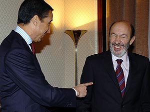 Zaplana y Rubalcaba bromean antes de la reunin. (Foto: EFE)