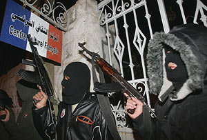 Militantes palestnos de Al Fatah, amenazando al Centro Cultural Francés de Nablus. (Foto: REUTERS)