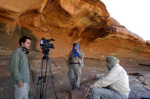 Varios expedicionarios, durante el rodaje. (Foto: CSIC)