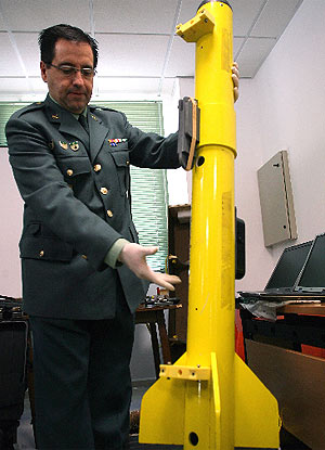 Un guardia civil muestra uno de los instrumentos incautado. (EFE)
