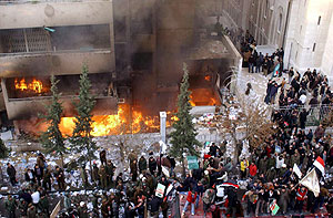 Decenas de manifestantes enfurecidos delante de la Embajada danesa en llamas. (Foto: EFE)
