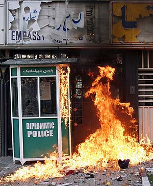 Fuego provocado por los 'cócteles molotov' en la Embajada austriaca en Teherán. (REUTERS)