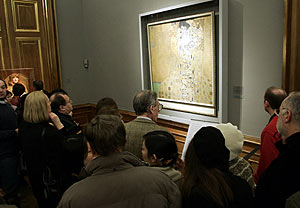 Visitantes observaban uno de los cuadros durante su ltimo fin de semana de exposicin. (Foto: AP)