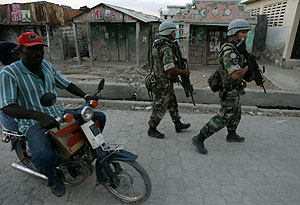 Soldados argentinos integrados en la MINUSTAH vigilan una calle de Gonaives. (Foto: AP)