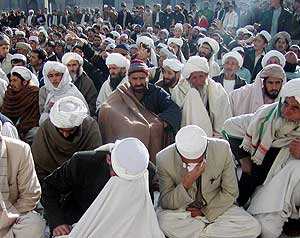 Manifestantes afganos lloran durante un acto de protesta en Herat. (Foto: EFE)