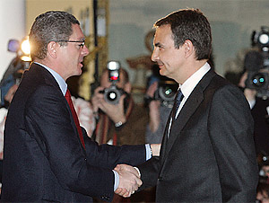 Gallardn saluda a Zapatero antes del incio del acto. (Foto: EFE)