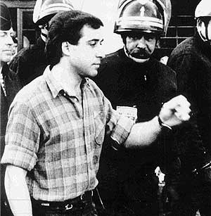 Parot, rodeado de policas en Bayona en 1990. (Foto: EFE)