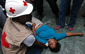 Una mujer es atendida por la Cruz Roja tras desmayarse en un centro de votacin. (Foto: EFE)