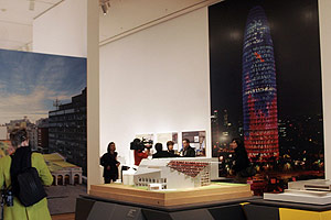 Visitantes y periodistas pasean entre las maquetas y las fotos de los arquitectos espaoles en el MoMA. (Foto: Miguel Rajmil/EFE)
