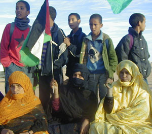 Un grupo de refugiados saharauis en Tinduf. (Foto: Marta Arroyo)