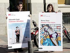 Eduardo Lago y Marta Sanz con las portadas de sus libros. (Foto: EFE)