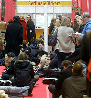 Un grupo de personas hace cola para comprar entradas del festival. (Foto: REUTERS)