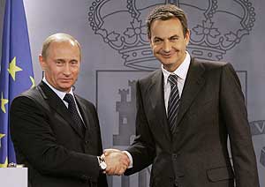 Vladimir Putin estrecha la mano a José Luis Rodríguez Zapatero. (FOTO: AP)