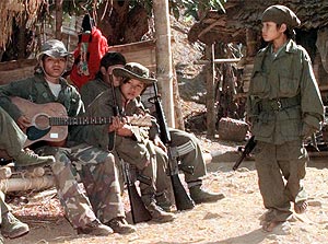 Grupo de niños soldados reclutados por un grupo rebelde. (Foto: AP)