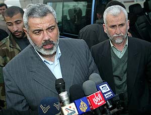 Los lderes de Hamas Ismail Haniyeh (izda.) y Said Seyam en una rueda en Rafah. (Foto: AFP)