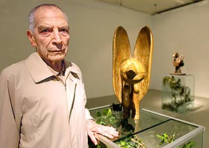 Soriano, junto a una de sus obras, en septiembre de 2005. (Foto: AFP)