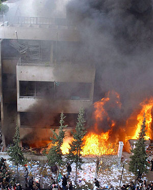 La embajada de Siria, en llamas el da 4 de febrero. (Foto: EFE)
