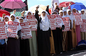 Un grupo de mujeres protesta en Indonesia contra las caricaturas. (Foto: AFP)