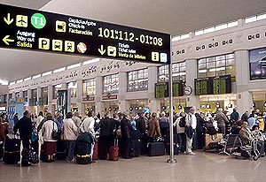 Viajeros en el aeropuerto de Mlaga. (Foto: EFE)