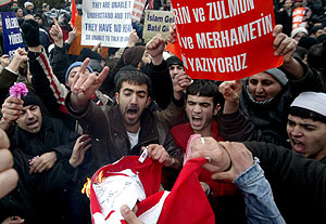 Manifestantes turcos queman una bandera danesa. (Foto: EFE)