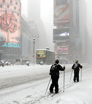 Dos personas 'pasean' con esqus por las calles de Nueva York. (Foto: AFP)
