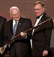 Cheney con un arma, obsequio de la Asociacin Nacional del Rifle. (Foto: AP)