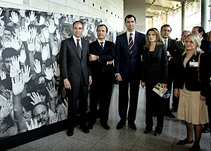 Los prncipes, con Francisco Camps, Franco Frattini y Mari Mar Blanco, (Foto: AFP)