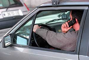 Un hombre habla por el mvil mientras conduce. (Foto: Pepe Abascal)