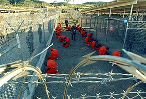 Varios presos en las instalaciones de Guantnamo (Cuba). (Foto: REUTERS)